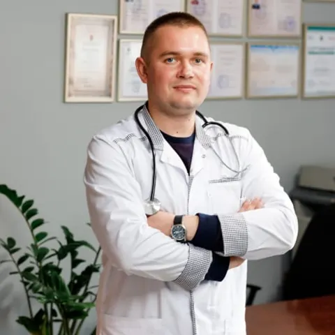 Лікар-нарколог клініки «Вільне Життя» у кабінеті консультації, на стіні — сертифікати — НАРКОЛОГ Полторак Ярослав