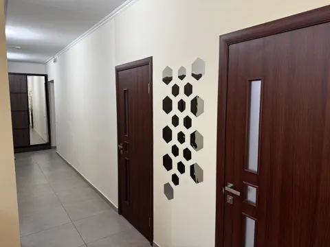 Коридор клініки з дверима до палат стаціонару — фото 12